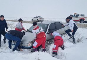امداد رسانی نیروهای هلال احمر پارس آباد به خودرو‌های گرفتار در برف