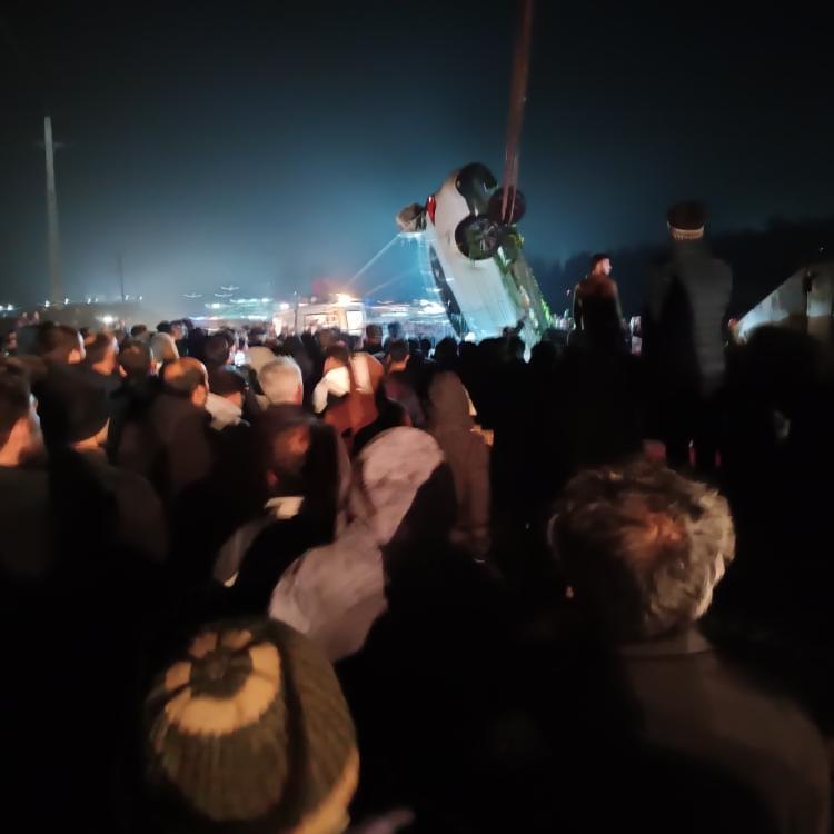 سقوط مرگبار خودرو آریزو به دریاچه شهرک آیت الله غفاری پارس آباد