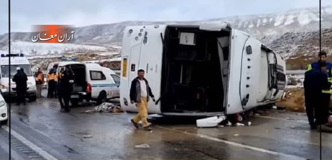 واژگونی اتوبوس پارس آباد مغان| ۳۳ نفر مصدوم و راهی بیمارستان شدند