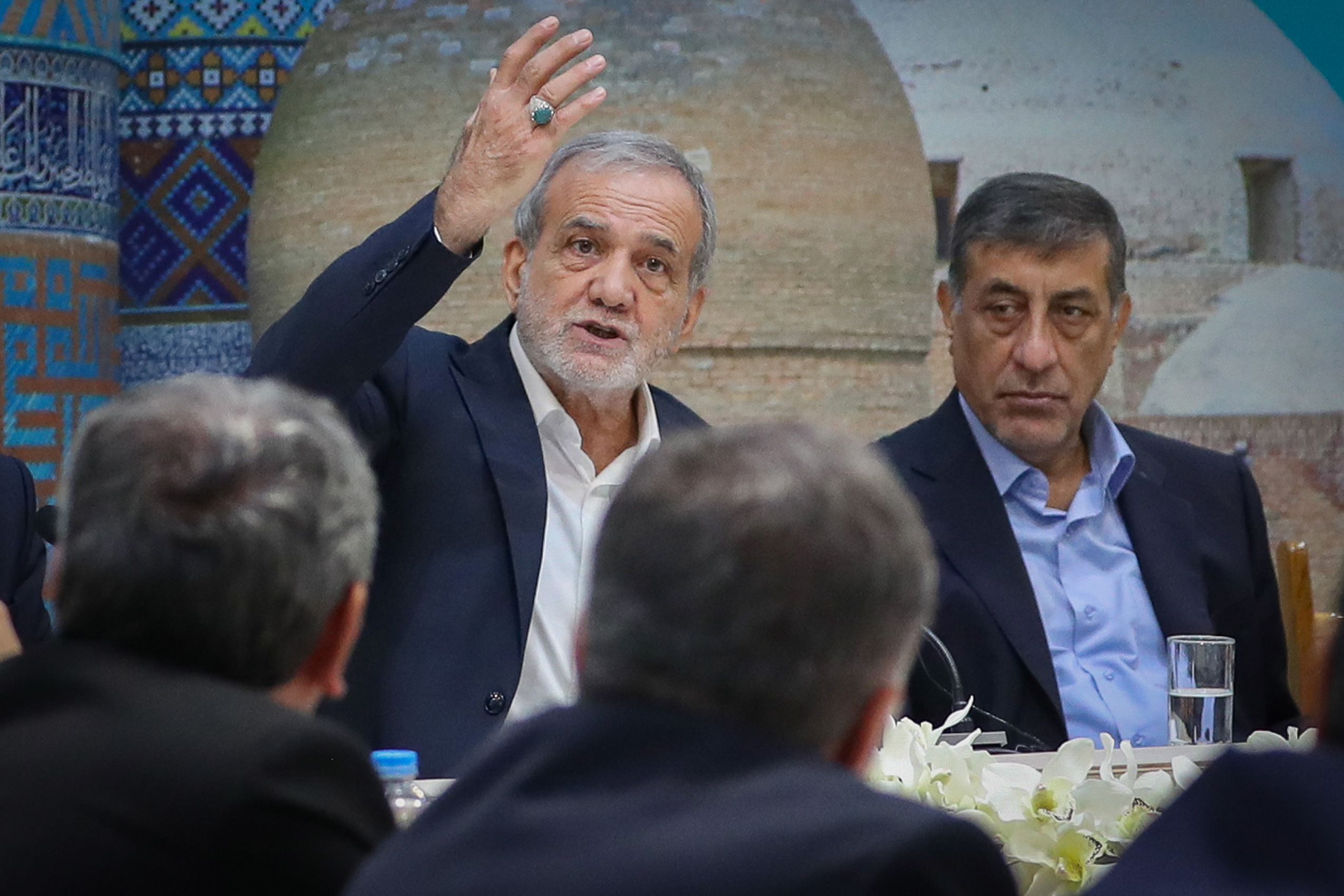 نشست پزشکیان با سرمایه‌گذاران و فعالان اقتصادی استان اردبیل