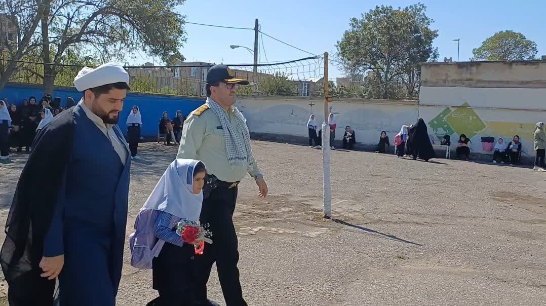 بدرقه پدرانه فرمانده انتظامی پارس آباد با فرزندان کارکنان متوفی فراجا از خانه تا مدرسه