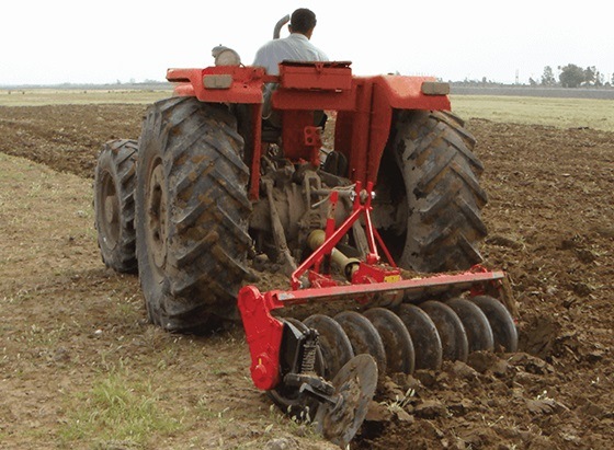 هموار سازی و تصرف زمین های حریم کانال آب پارس آباد برای کشاورزی توسط سودجویان! + فیلم هموار سازی و تصرف زمین های حریم کانال آب پارس آباد برای کشاورزی توسط سودجویان! + فیلم