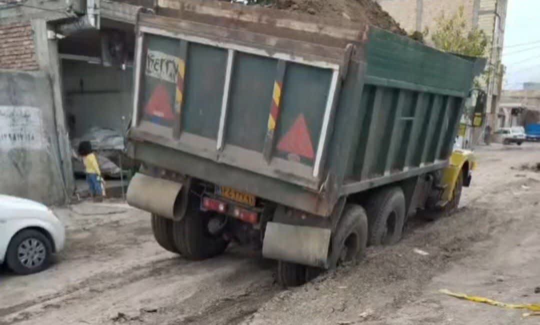 بلعیده شدن کامیون در کوچه ۳۲ مطهری پارسآباد