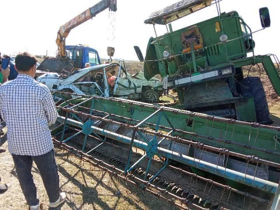 برخورد شدید پژو پارس با کمباین در پارس آباد با یک فوتی