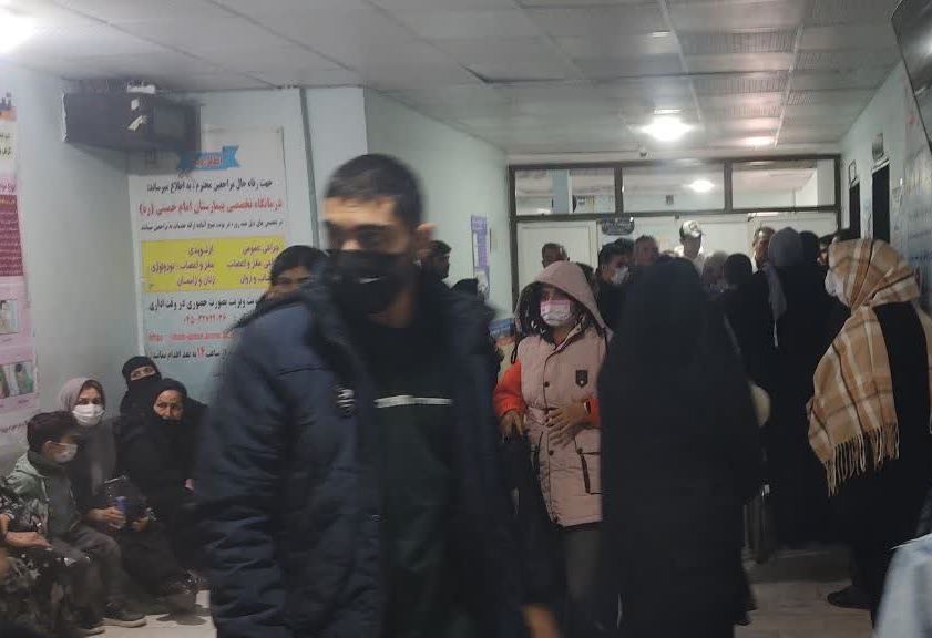 صف‌های طولانی و نارضایتی بیماران؛ اورژانس بیمارستان پارس‌آباد در کانون بحران + فیلم