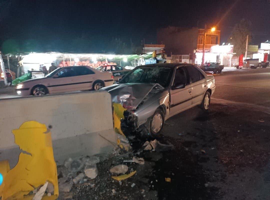 برخورد شدید پژو با نیوجرسی در ورودی شهر پارس‌آباد + عکس