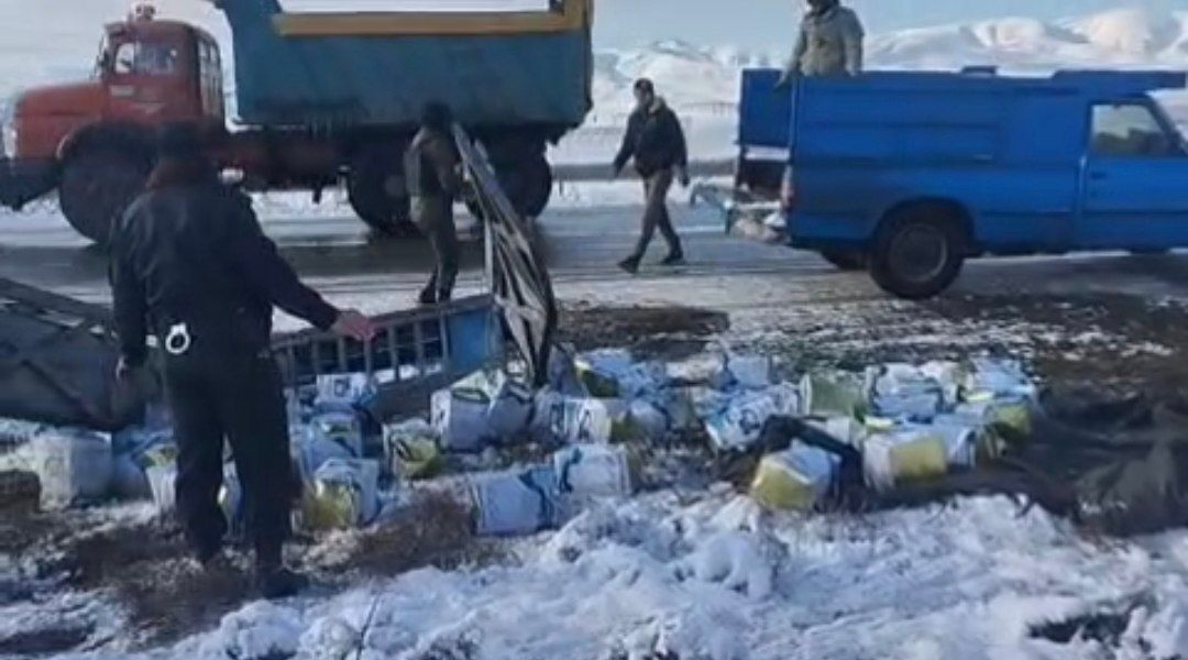 امدادرسانی ماموران پاسگاه قره آغاج به نیسان واژگون شده در جاده پارس آباد