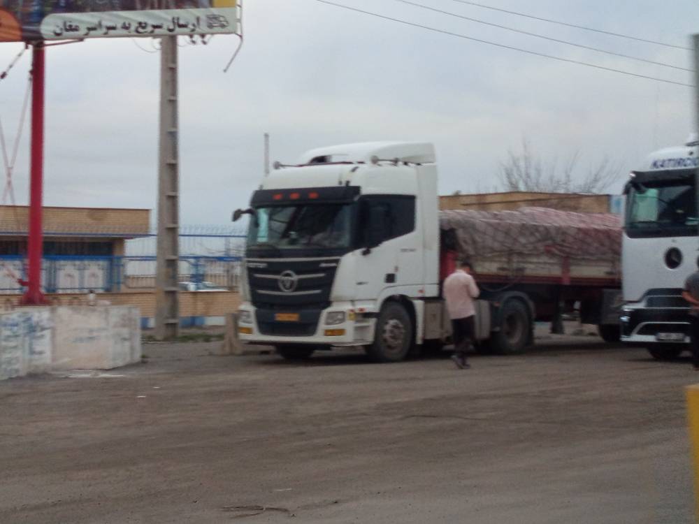 توقیف تریلی حامل قاچاق بذر هیبرید ذرت ۷۰۴ حین خروج از پارس آبادمغان + فیلم