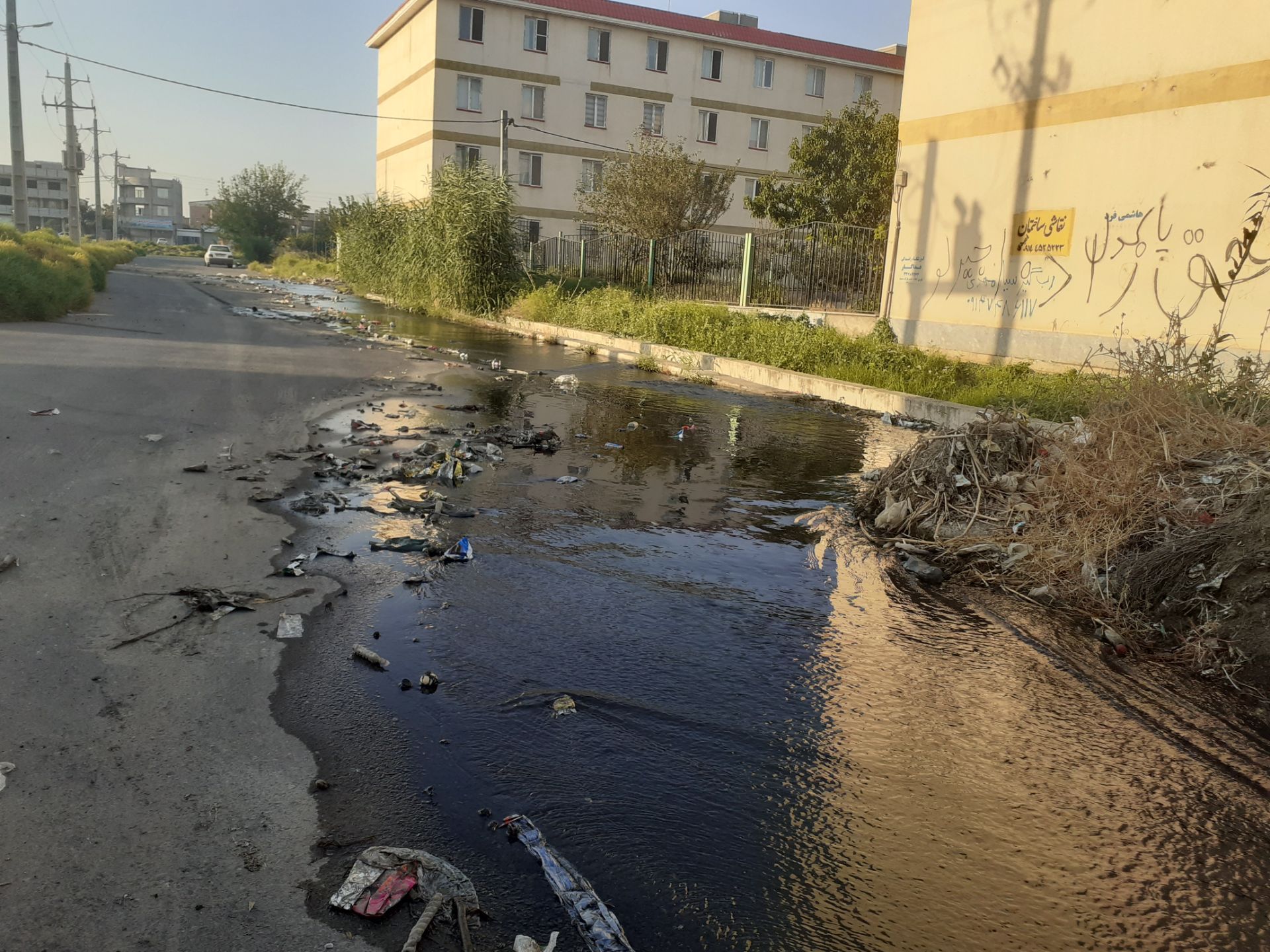 جولان فاضلاب در خیابان مسکن مهر پارس آبادمغان