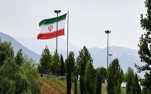 تعویض و اهتزاز بزرگترین پرچم جمهوری اسلامی ایران در پارک آراز پارس‌آباد